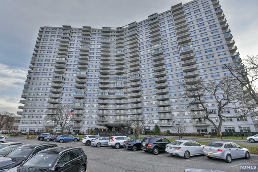 Located in the heart of Fort Lee. Desirable 'C' on the 9th Floor with Western exposure and beautiful views over the park. The apartment is vacant and ready for you to make it your own. Building amenities include but are not limited to: 24-Hour Doorman, Full Time Maintenance Staff, Playroom, Community Room. Co-Op - Subject to Board Approval. Parking available for additional fee.