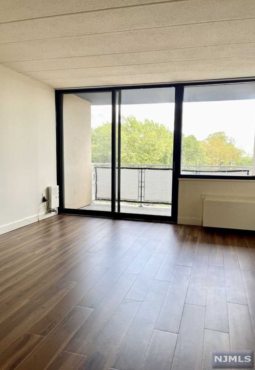 Recently renovated studio in boutique building in prime location! Balcony, newer appliances, close to NYC public transit, laundry on every floor!