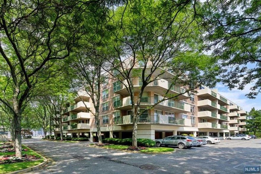 As you walk into the front door you'll notice the bright and open living area with large windows that showcase panoramic views of NYC skyline. The living room provides ample space for relaxation and entertainment, while the adjacent dining area is perfect for enjoying meals with family and friends. The half bathroom, conveniently located near the living area, adds extra convenience for guests. Wake up in your spacious primary bedroom with the same stunning views of the skyline. This home has plenty of storage and features a primary bathroom suite with soaker tub, shower, and double vanity. In the summer time, enjoy access to the pool and clubhouse which sits just steps from the water and the Riverwalk. This condo is conveniently located next to Whole Foods and other shops and restaurants. And just 2 minutes down the road there is Sojo Spa Club where you can spend the day in peace and tranquility. Come check out this opportunity to own a condo in a prime location!