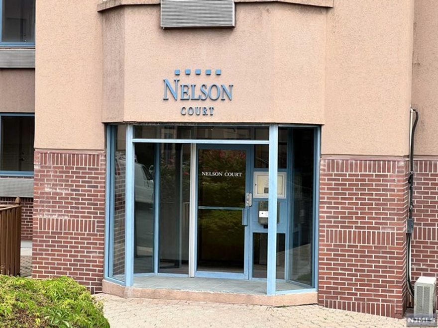 River View Studio with amazing sunset views - " Breathtaking View" Freshly painted and shampooed carpet. New Stove( convection and air fryer), New Washer and Dryer in the unit, new lights- new sink faucet- lovely unit just move in and enjoy the view and amenities : outdoor pool - tennis ct.-private dog run - Club house and gym. Dog friendly complex on the Hudson River-Gated community- 24 hours - ideal location to shopping - restaurants and NYC transportation. Priced to sell