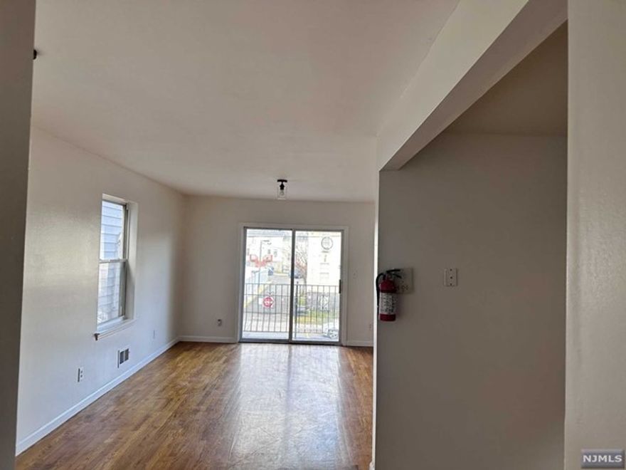 Lovely freshly painted 3 bedrooms Unit on the First floor, Master Bedroom with Master Bath. Hardwood floor, New appliances. Close to mayor highways, Central Air. NTN report required, proof of income and employment.