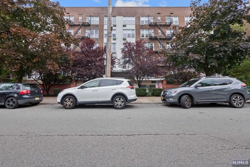 Welcome home to this bright and comfortable one bedroom unit at sought after Crosley Terrace. This most convenient location is a commuter's dream. Featuring an entry foyer, dining area, spacious living room, kitchen, full bath, and a good size bedroom. Recently refinished hardwood floors and new mouldings throughout, new appliances, LED lighting, and recently painted with plenty of closets. Close to everything! There is an laundry room onsite and one parking spot that comes with the unit. Make this one your own before it is gone! **Unfurnished pictures were taken before current tenant's arrival.