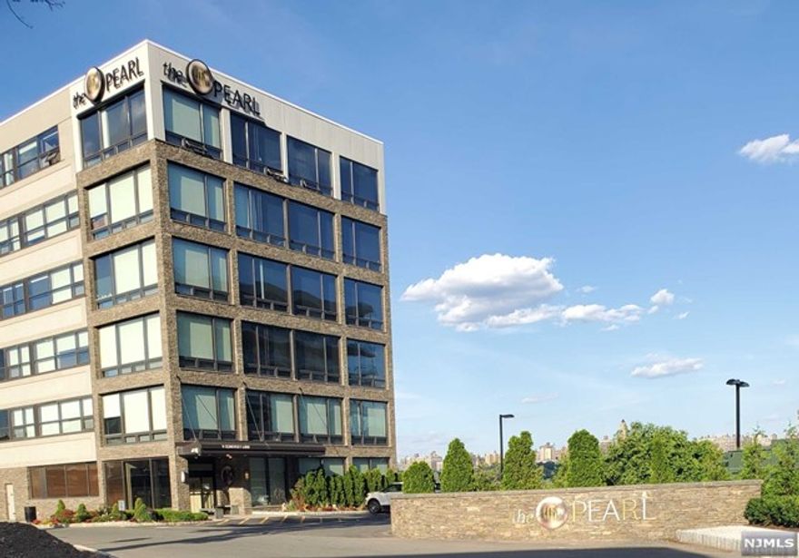 Beautiful 2 Bedroom, 2.5 bth 2 car parking, with floor to ceiling windows giving the unit plenty sunlight. The latest luxury finishes with hardwood-flooring, caesar stone countertops and ceramic tiling. Other features include 10 foot+ ceilings, automated security, lightdeeming and climate control. The top qualities appliances incorporated Bosch and Sub-Zero. Building features a fitness center, outdoor heated pool, rooftop deck, residents lounge, screening area with screen TV, service bar with refrigerator and sink. Elegant restaurants, shops and riverside parks all steps from you