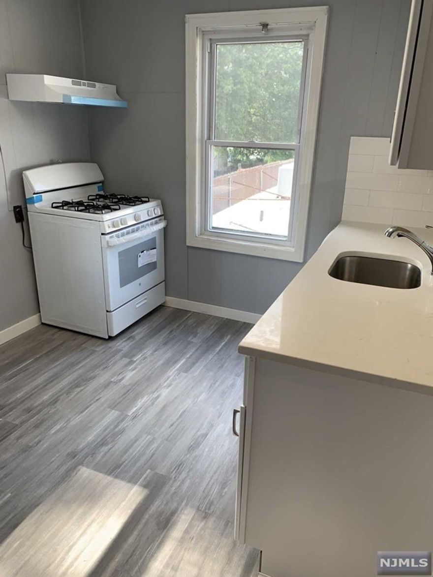 NEW RENOVATION. 2 FLOOR UNIT. CLOSE TO SHOPPING, TRANSPORTATION, LAUNDRY. 2 CAR OFF STREET PARKING.