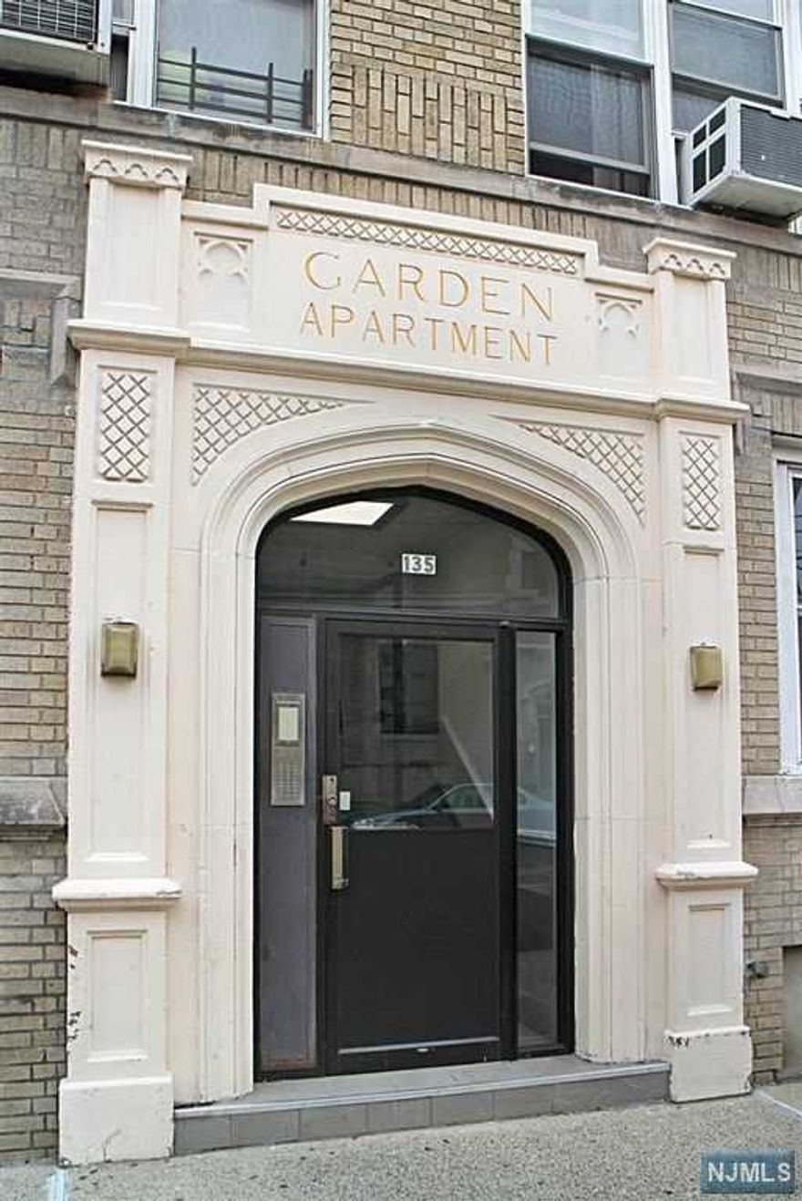 UPGRADED 1 BEDROOM UNIT WITH TONS OF NATURAL LIGHT, HARDWOOD FLOORS AND PLENTY OF CLOSET SPACE. WASHER/DRYER IN BASEMENT. PLENTY OF STREET PARKING. LOCATED COVENIENTLY TO SHOPPING, TRANSIT AND SO MUCH MORE. WELCOME HOME!