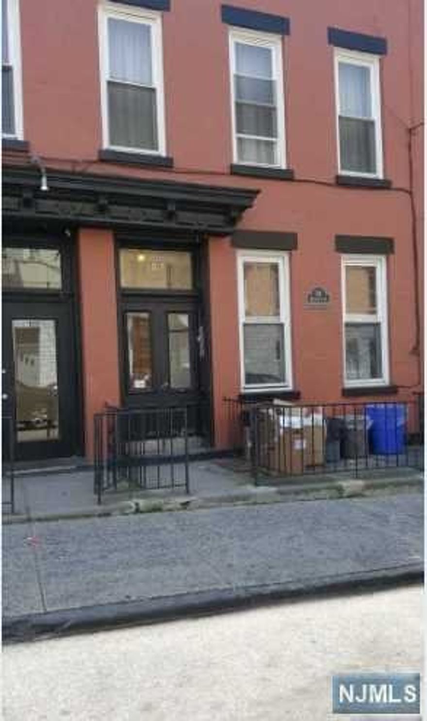 GREAT STUDIO APARTMENT IN AMAZING DOWNTOWN HOBOKEN LOCATION!! THIRD FLOOR UNIT WITH FULL KITCHEN, CLOSET AND HARDWOOD FLOORS! WASHER/DRYER IN BASEMENT AND CLOSE TO EVERYTHING HOBOKEN HAS TO OFFER - 1/2 BLOCK TO WASHINGTON ST AND 4 BLOCKS TO PATH!