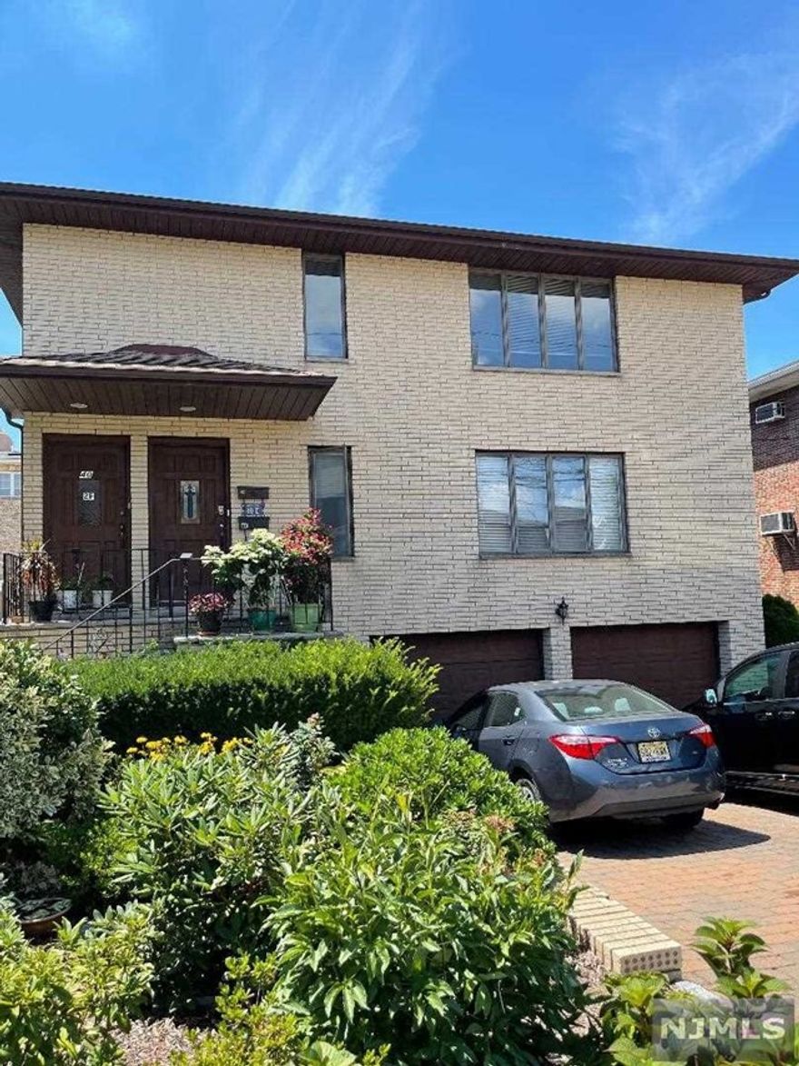 LOCATION,LOCATION!!! ONE BLOCK FROM BROAD AVE,LARGE3 BEDROOM,2FULL BATH, LOTS OF CLOSEST, HARDWOOD FLOOR ,1CAR GARAGE PARKING SPACE.