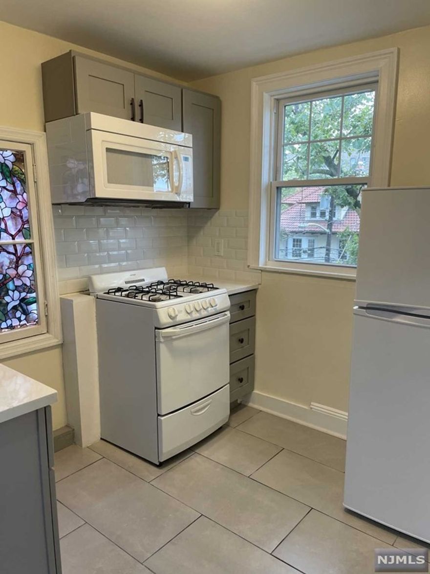 Commuters dream!!! Totally renovated apartment featuring 1 bedrooms/1 bath, hardwood floors, brand new kitchen, and washer/dryer in unit! Short walking distance to Blvd East w/ scenic views of NYC. Bus stop to NYC is a block away. Walking distance to supermarkets and restaurants. Landlord pays gas/electric/heat/water. Parking available at an additional charge. Won't Last!