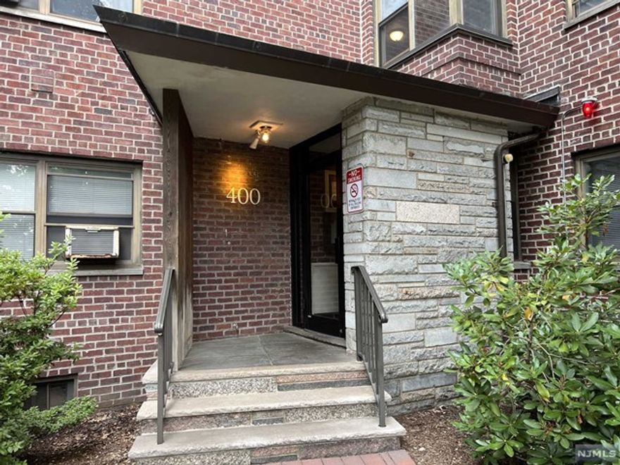 Large, fully renovated one bedroom apartment located in the convenient Linwood Park area. Brand new kitchen with granite countertop and new appliances. New window AC units included! Easy access to NYC public transportation (Express bus 159 to Port Authority), GWB & major highways. In close proximity to H Mart (supermarket), Starbucks, CVS Pharmacy, and much more!