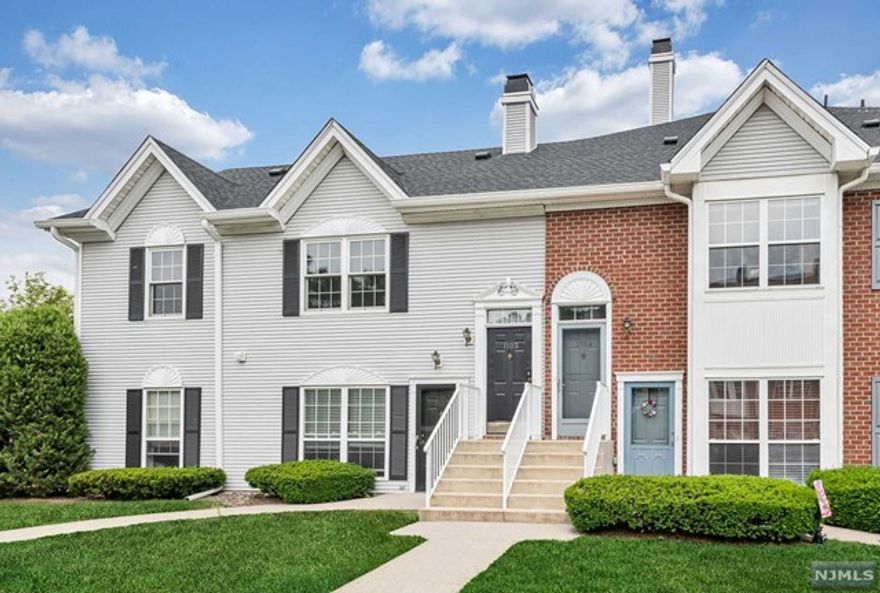 Located in the desirable Franklin Crossing, make this 1 bedroom condo your own. Perfect for a first time buyer or downsizer. Second floor unit with large living room, dining room, kitchen and bedroom with walk in closet. Newer stackable washer/dryer and HVAC. Enjoy all that Franklin Crossing has to offer with low HOA fees, pool, tennis courts, playground & clubhouse. Close to NYC transportation, parks, restaurants and shopping.