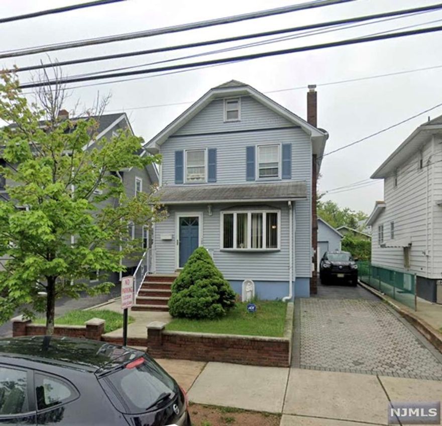 Check out this renovated and beautiful one bedroom and one bathroom apartment. Close to major transportation. 2 Small Pets allowed.