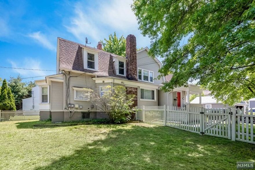 A second-floor apartment in a desirable area offers 2 bedrooms, 1 full bath, washer/dryer, parking, and a backyard. Enjoy a bright living space, modern kitchen, spacious bedrooms, and a convenient location near shops, restaurants, parks, and schools.