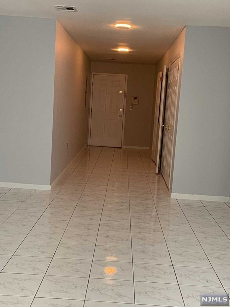 This beautiful 4th floor condo has been recently remodeled offering in unit laundry, CAC and 1 assigned parking space. Bridge Tower amenities include gym, community room and picnic area. > Conveniently located close to Harrison Pat Station, RT 208, transportation, parks, shopping and more.