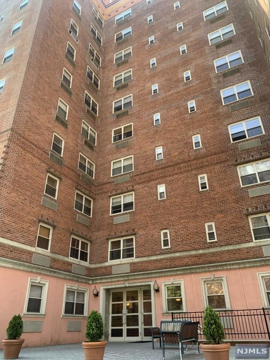 1 bedroom 1 bath unit on the 8th floor with updated kitchen and bathroom. Laundry in unit. Hardwood floor throughout the entire unit with greats views. Amenities include 24 hour security, storage, recreation room and fitness center. 3 blocks to NYC train. 1 garage parking. Not FHA approved