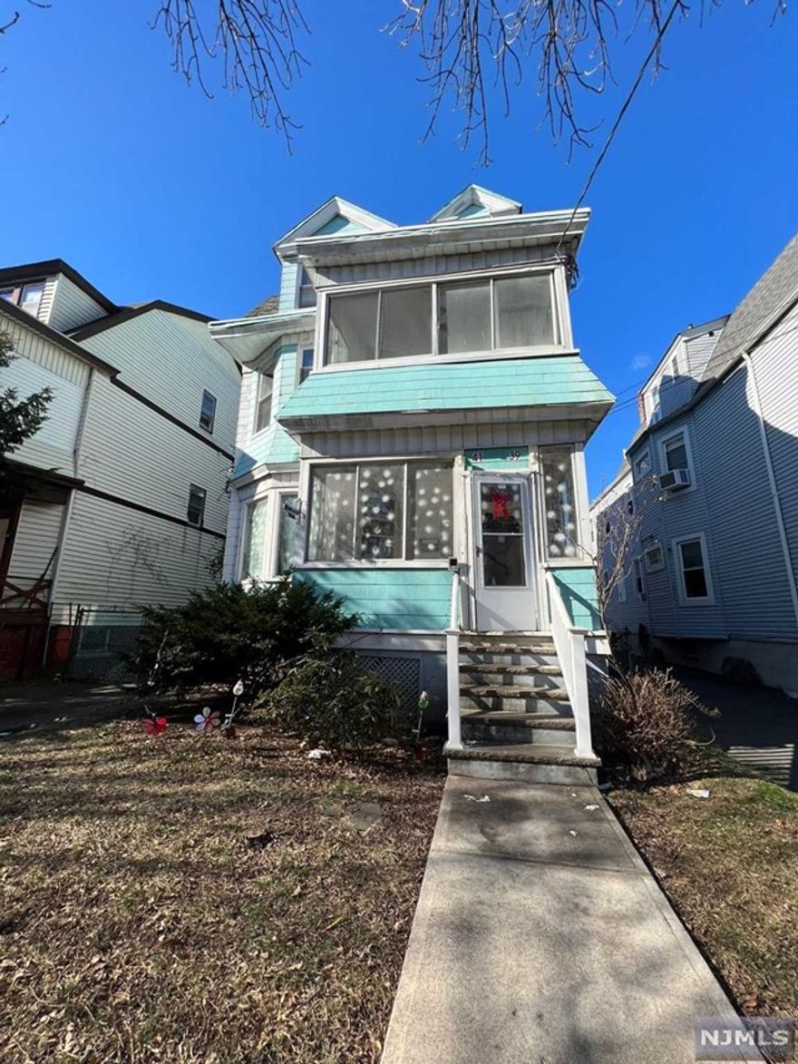 A walk in apartment with 2 Beautiful bedrooms with lots of closet space. Move-in ready and renovated. Good-looking wooden floor and ceramic tiles. Great natural lighting with lots of windows. Hurry, this won't last.