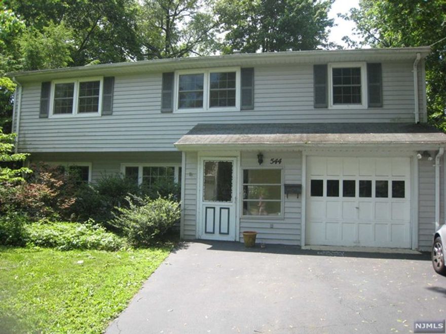 THE PERFECT RENTAL. CUL DE SAC LOCATION. CLOSE TO SCHOOLS,PARK AND PATH. LOVELY NEIGHBORHOOD. BEAUTIFUL KITCHEN W/STAINLESS STEEL APPLIANCES & GRANITE COUNTER TOPS. PRIMARY W/ BATH. DOUBLE SINKS IN HALL BATH. LOADS OF WINDOWS A LIGHT AND BRIGHT HOME. LARGE FAMILY ROOM AND LIVING ROOM. USE OF GARAGE AND BACK YARD. ALARM,CENTRAL AIR,DECK AND SKYLIGHT ENHANCE THE HOME. THE TENANT IS RESPONSIBLE FOR FIRST $150 OF ALL REPAIRS,LAWN CARE & SNOW REMOVAL. TENANT MUST CARRY RENTERS INSURANCE. PETS ALLOWED