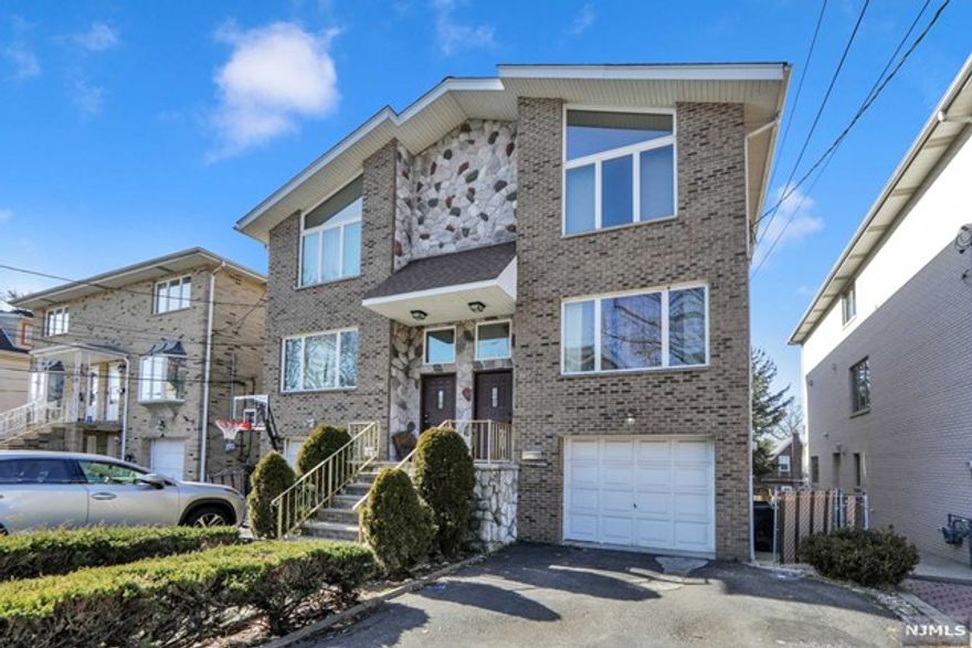 WELCOME TO 707 JEFFERSON ST!! CHARMING 3 BEDROOM 3.5 BATH TOWN HOUSE STYLE DUPLEX. HARWOOD FLOOR THROUGHOUT THE HOUSE...MODERN MODERN KITCHEN THAT CONNECTS TO DECK AREA...LARGE ROOMS AND OPEN CONCEPT LIVING ROOM!! CONVENIENTLY LOCATED FOR YOU NYC COMMUTE! MUST SEE HOUSE!