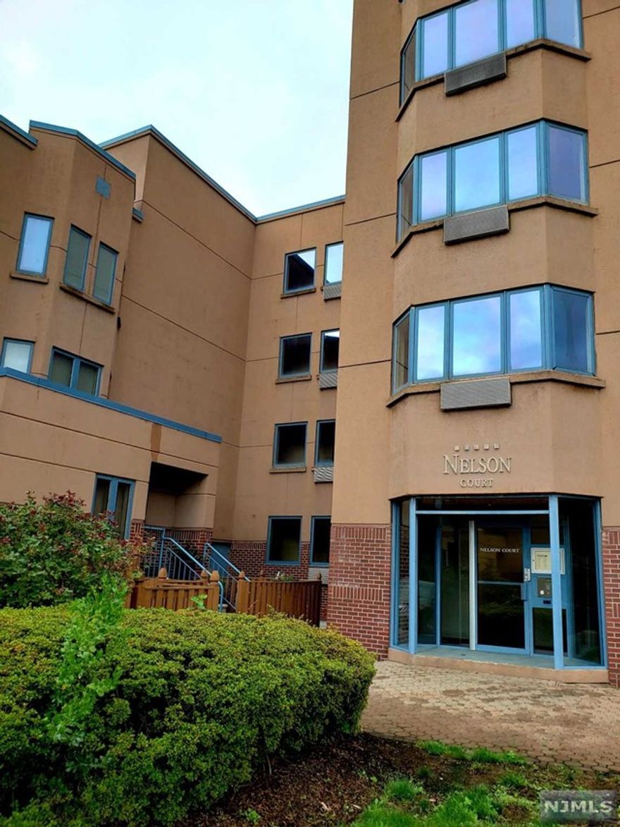 The delightful 502 SQ FT studio is cleverly designed with living area, separate sleeping alcove and full kitchen , full bath, laundry and parking. 24HR gated community with river walk away, gym, tennis Ct and pool Due at the lease signing first month rent, 1.5month rent security deposit, 1month broker fee 1 month rent and $500 move-in fee+ refundable $500(elevator damage fee) Total $8550