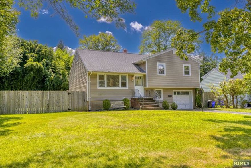 TOTALLY UPDATED S/L HOUSE IN GREAT NEIGHBORHOOD CLOSTER, BERGEN COUNTY. HARDWOOD FLOORS THROUGHPUT, LARGE LIVING ROOM, FORMAL DINING ROOM W/SLIDING DOOR TO LARGE DECK,NEWER KITCHEN W/GRANITE COUNTER TOP & LARGE ISLAND, NEWER BATHROOM,NEWER SIDING,NEWER CENTRAL A/C,FURNACE & HOT WATER HEATER...FINISHED BASEMENT W/PLAYROOM & BEAUTIFUL BACKYARD...GREAT BLUE RIBBON SCHOOL SYSTEM...CLOSE TO SCHOOLS,SHOPPING & NY TRANSPORTATION! PLEASURE TO SHOW!