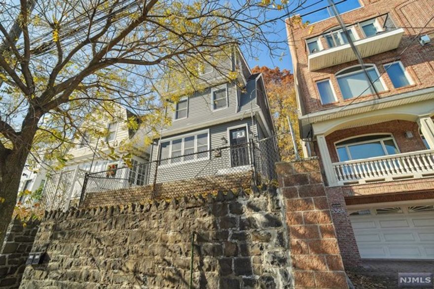 This newly renovated apartment is located in the heart of Edgewater, a short distance from NYC access, shopping, food and entertainment. This 1 bedroom condo offers NYC views with new finishes throughout. Onsite Laundry in the basement and a shared backyard are also included.