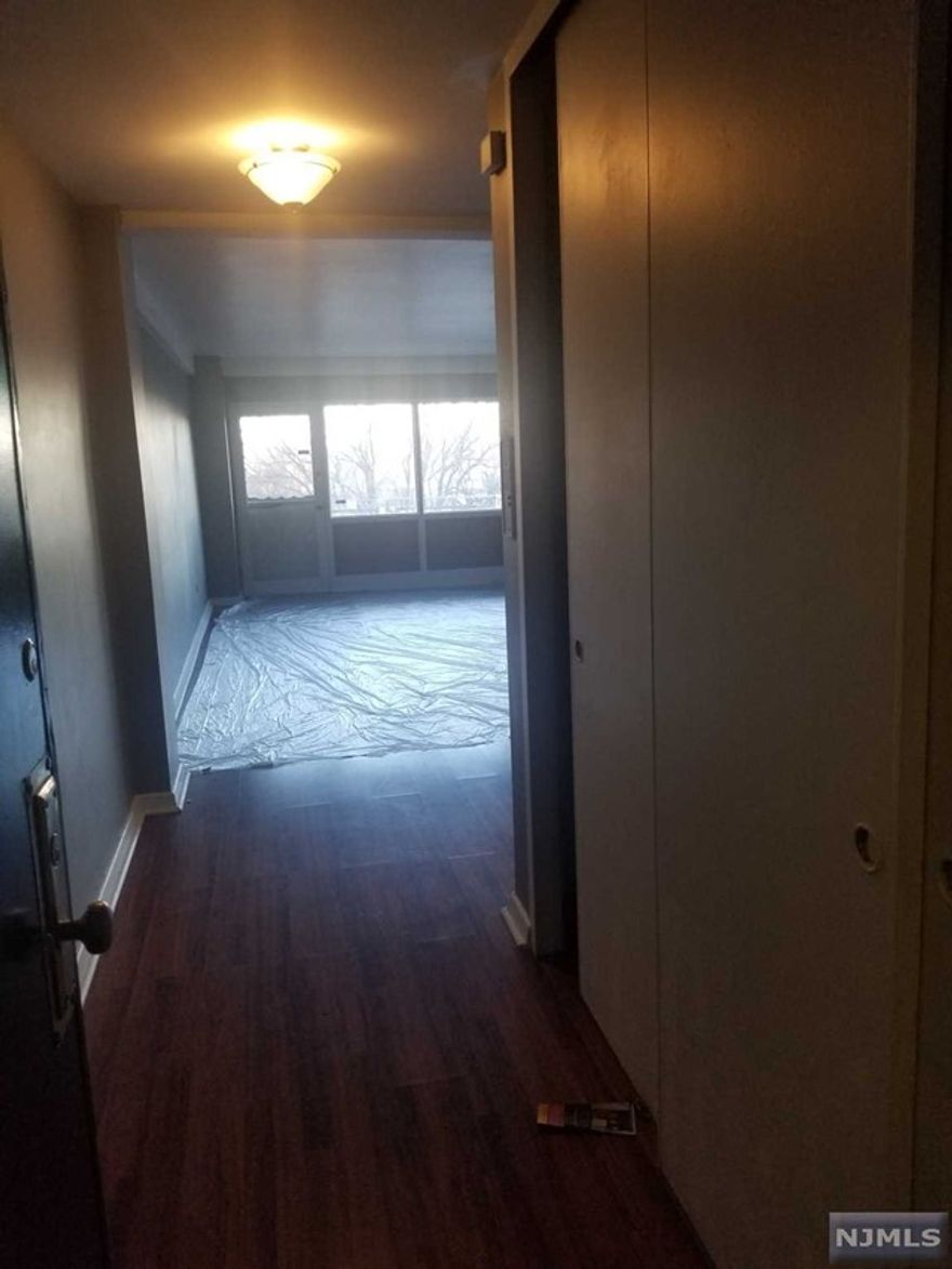 Spacious 1 bedroom condo conveniently located within walking distance to schools, shopping, worship centers and public transportation. Transportation to New York right on the corner.