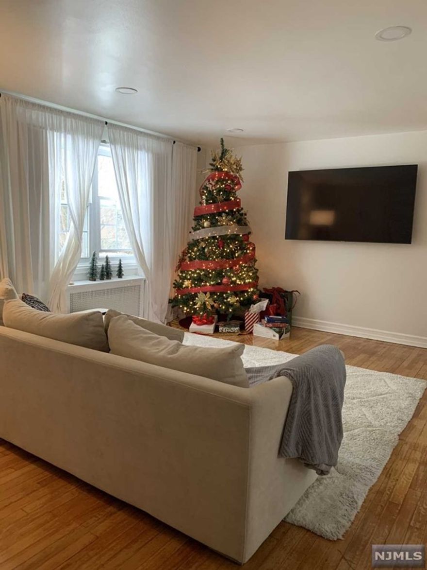 Beautifully updated 2nd floor unit, with 2 bedrooms. Close to transportation and 1 parking spot included. NTN Required.