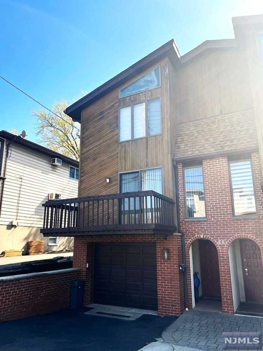 WELL MAINTAINED AND UPDATED DUPLEX IN PRIME LOCATION. ALL HARDWOOD FLOOR THROUGHOUT, GRANITE COUNTERTOP WITH SS APPLIANCES, FIRE PLACE, RECESSED LIGHTING, SLIDING DOOR TO DECK, MULTIPLE HEATING ZONES, CENTRAL A/C, SKYLIGHTS, CENTRAL VACUUM. CONVENIENTLY CLOSE TO SHOPS, PARKS, SCHOOLS, MAJOR HIGHWAYS, AND NYC EXPRESS BUS.