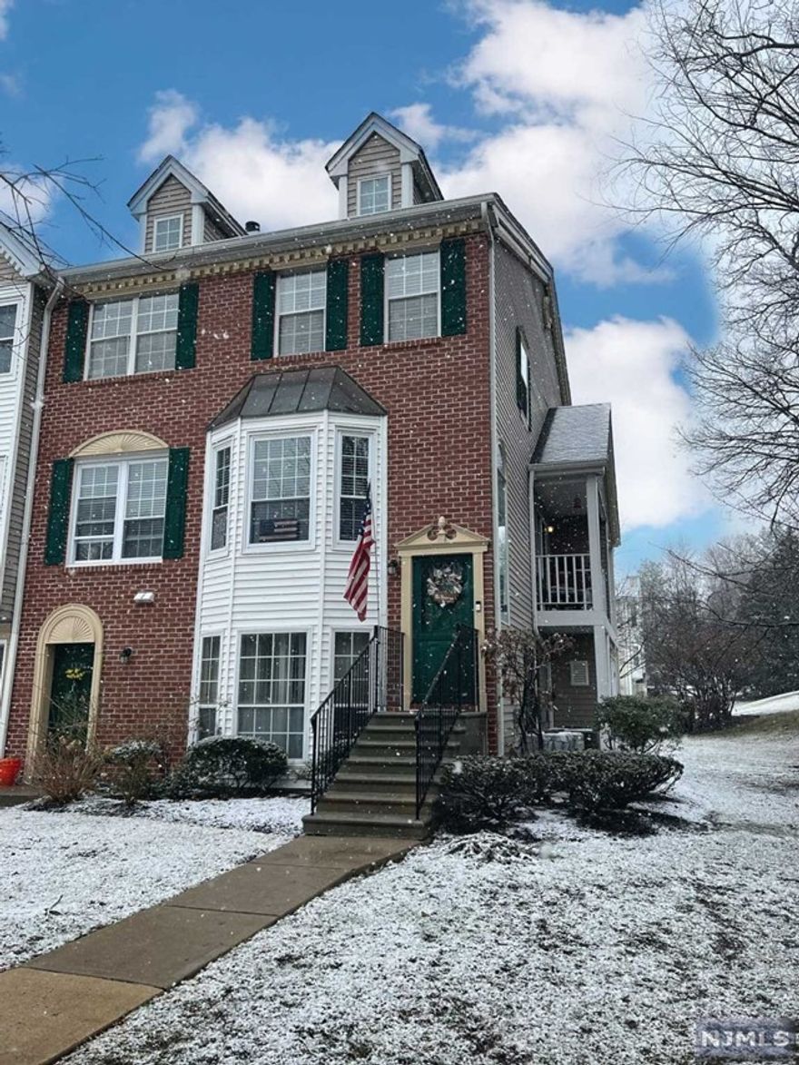 Move right into this well cared for end unit, in beautiful Darlington Ridge. Updated and bright, updated kitchen/ with balcony. Hardwood floors, newer carpet, great closet space. Freshly painted and much more.. Enjoy the beautiful amenities Darlington Ridge has to offer.. Convenient to everything.