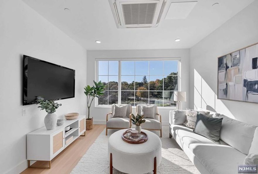 Boutique luxury living steps from the train and all downtown Westwood has to offer. Customized to provide flexible live and work options while never compromising on style. This loft style unit features modern eat-in kitchen, living room, bedroom with ample closet space, and stylish bathroom. Rooftop deck and community lounge are added benefits.