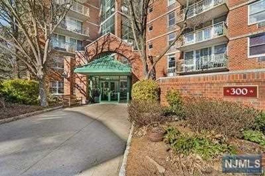 Welcome to home 501 in the highly desirable, The Mills complex. This spacious and light filled 1 bedroom unit with private balcony has all the comforts of luxury living. Spacious galley kitchen with dishwasher, and washer/dryer in the unit round off this beautiful condo that will not disappoint. Schedule a viewing today!