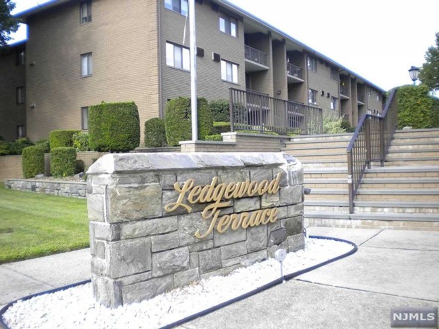 Well kept one bedroom unit in Ledgewood Terrace Complex. Top floor unit with courtyard view. Livingroom/dining room as well as spacious bedroom with two closets. Pool and parking including in HOA fees. Convenient location to all major highways and easy commute to NYC