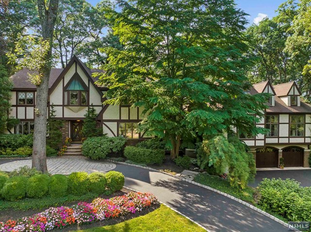 314 Freemans Lane, Franklin Lakes, New Jersey - 4 Bedrooms  
5 Bathrooms  
13 Rooms - 