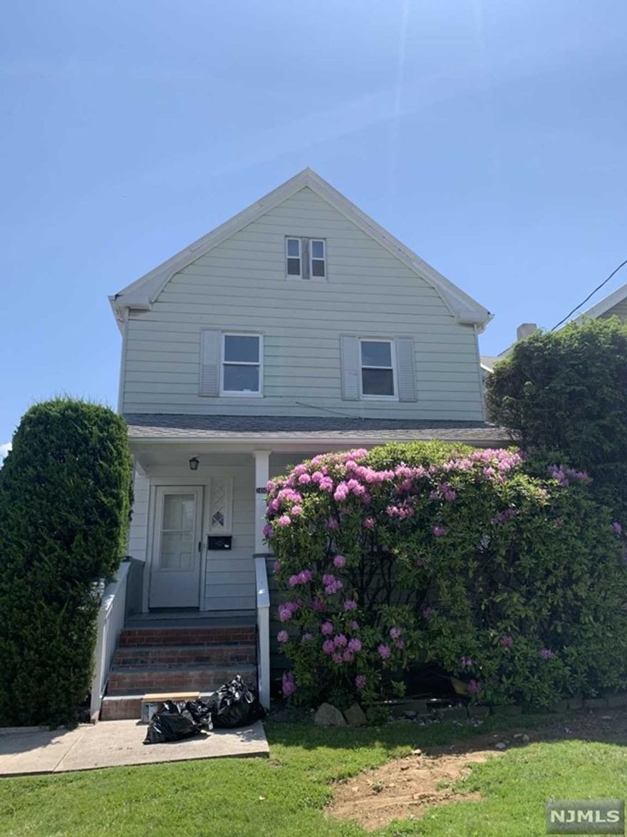 BRIGHT AND UPDATED THREE BEDROOM SINGLE FAMILY HOUSE ON THE QUITE RESIDENTIAL AREA. UPDATED KITCHEN, COZY&BRIGHT LIVING ROOM, THREE BEDROOMS, WELL MAINTAINED FULL BATH AND ONE HALF BATH. 3-4 TANDEM PARKING SPACES OUTSIDE DRIVEWAY. W/D IN UNIT. LAWN CARE BY THE LANDLORD AND SNOW REMOVAL BY THE TENANT. WALKING DISTANCE FROM FORT LEE #3 ELEMANTARY SCHOOL. EASY ACCESS TO NYC BUS, SCHOOLS, SHOPPING AND PARK.