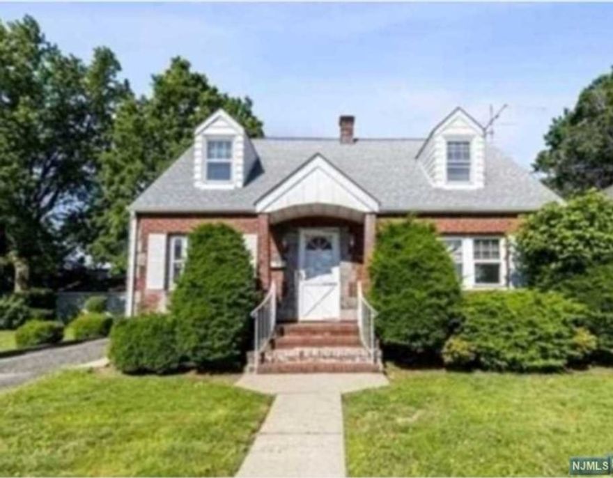 This 2 bedroom unit has it all! Newly renovated, kitchen and bathroom with a tub. 2 closests in every room, laundry hooks ups in the unit, central air, baseboard heat, new windows, hardwood floors, water included.