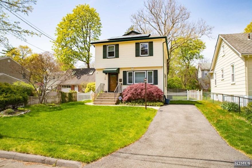 WELL MAINTAINED & CLEAN, LOVELY COLONIAL LOCATED IN BEAUTIFUL RESIDENTIAL AREA! BRIGHT LARGE LIVING ROOM, FORMAL DINING ROOM, LARGE EAT IN KITCHEN, ALL HARDWOOD FLOORS THROUGHOUT..2ND FLOOR OFFERS MBR,FBTH, LARGE TWO MORE BRS...FINISHED BASEMENT OFFERS LARGE PLAYROOM, LAUNDRY ROOM & STORAGE. FENCED PRIVATE BACKYARD...SOLAR PANELS PROVIDING TREMENDOUS SAVINGS... THE BEST BLUE RIBBON SCHOOL SYSTEM...CLOSE TO SCHOOLS AND NY TRANSPORTATION! PLEASURE TO SHIOW!!!