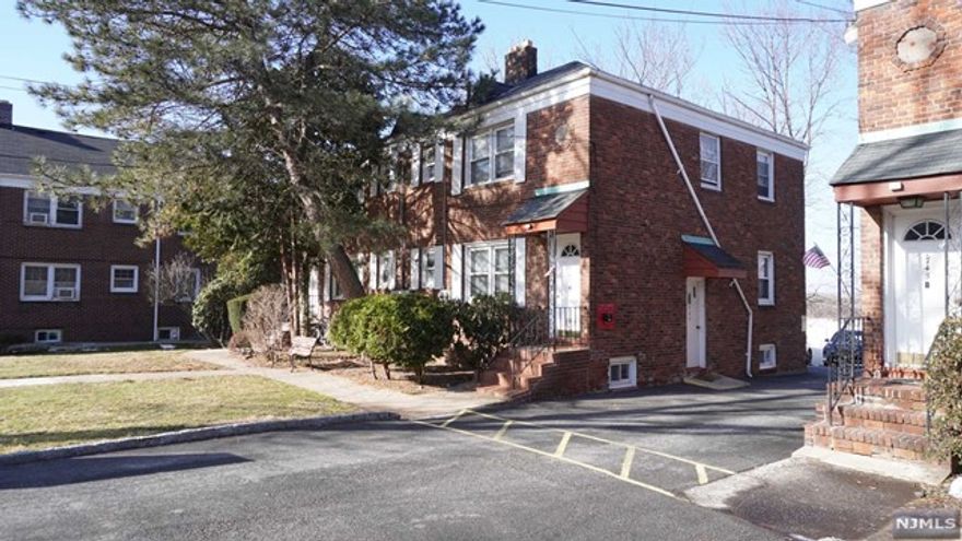 GREAT OPPORTUNITY FOR A FIRST FLOOR UNIT. PLENTY OF SPACE WITH DIRECT ACCESS TO BASEMENT WASHER DRYER. COZY AND CONVENIENT RENTAL IN RIDGEFIELD!