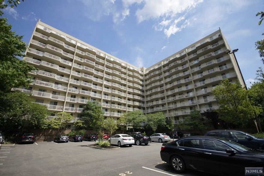 East facing, 5th floor condo for rent, in prestigious Admirals Walk hi rise. Full Hudson River and NYC views abound from this beautiful home complete with updated kitchen and baths, large bedrooms, hardwood floors, huge terrace, laundry in unit. Admirals Walk is a full service building including; 24 hour doorman & security gate guard, pool, gym, tennis courts and so much more. Come see this amazing home in a wonderful building!