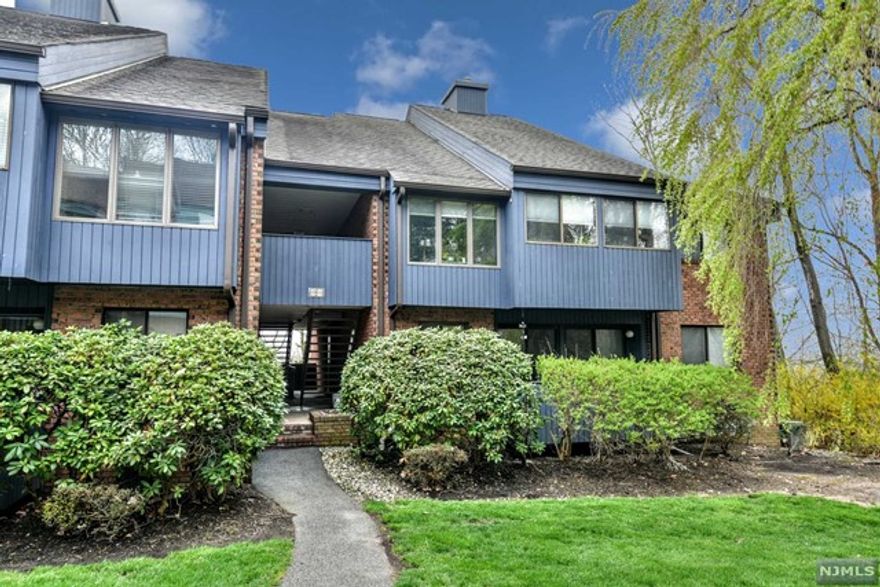 Great location!! Light and Bright Fantastic space. Great closets. Garage and fabulous storage. Fabulous amenities..