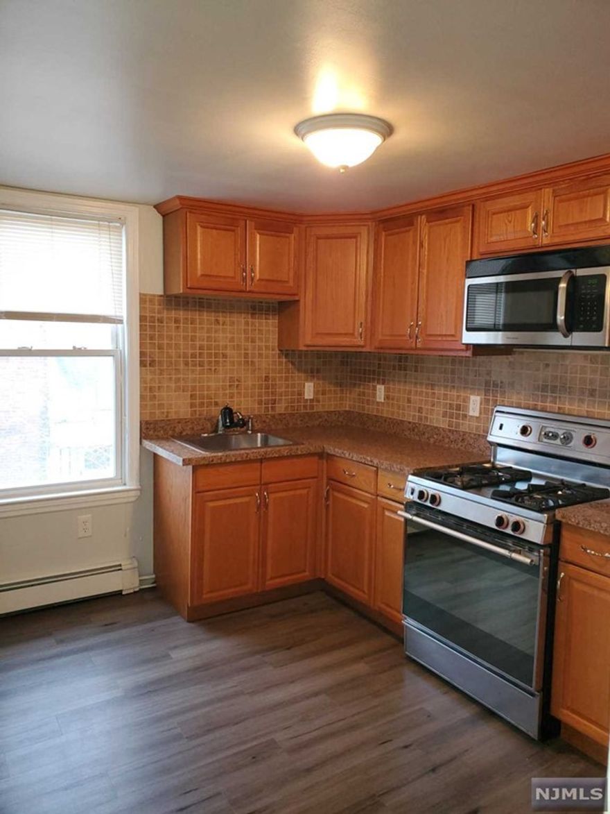 LOCATION LOCATION CHARMING & COZY RENOVATED 2ND FLOOR W/ PRIVATE ENTRANCE INCLUDES LAUDRY IN UNIT AND DRIVEWAY PARKING, JUST 200 FEET FROM NYC EXPRESS BUS AND 1 MILE FROM WAYNE METRO HUB, THIS GREAT APARTMENT OFFERS PRIVATE DRIVEWAY AND LAUNDRY IN UNIT. HOMEOWNER WOULD CONSIDER 1 SMALL DOG or CAT AFTER INTERVIEW FOR ADDITTIONAL RENT