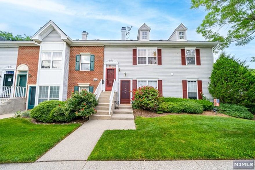 Beautifully renovated 2 bedroom, 2 bath end unit condo. One floor living space offers a dining area and living room adjacent to the kitchen, a large master bedroom, master bath, and walk-in closet. The washer and dryer are in the unit. Very close to transportation and shopping! Franklin Crossing offers a pool, tennis, and a community room, plus plenty of parking. Nothing to do but move in!