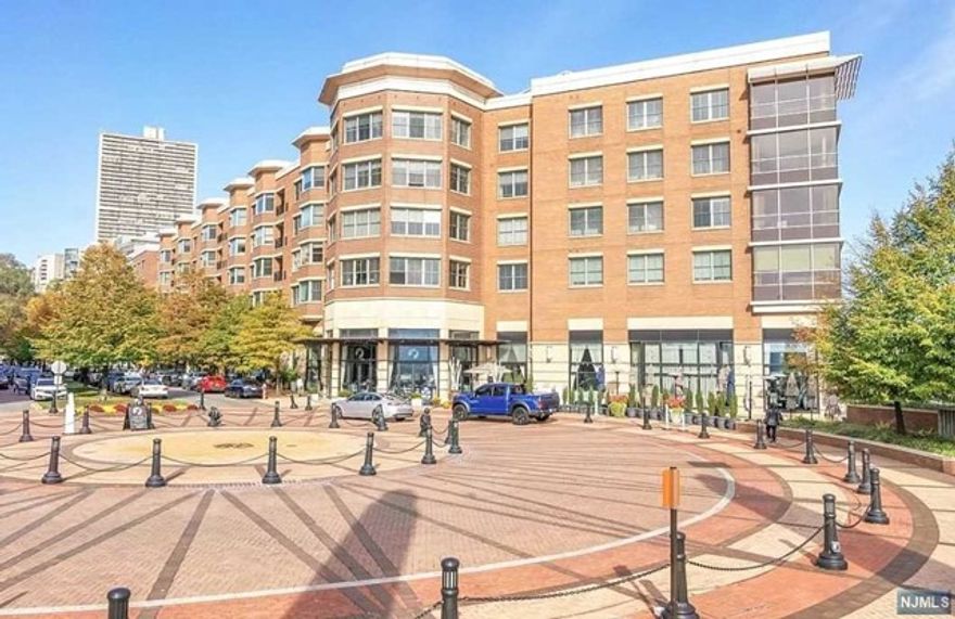 Immaculate spacious 1bed/1bath condo in prestigious Grandview II waterfront community. Features panoramic bay window with northeast exposure and magnificent Manhattan views. Features a private balcony, spacious open layout, gleaming hardwood flrs, gourmet kitchen with granite countertops and SS appliances, oversized tiled bath with shower and jetted tub, central A/C, front-loader washer & dryer in unit, built-in speakers. World-class amenities include 24HR doorman, gym, community room, outdoor pool and parking. Conveniently located near bus, light rail, ferry, restaurant and shopping. Pets welcome.