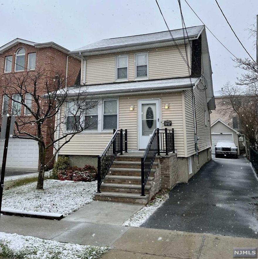 4 BEDROOMS HOUSE FOR RENT, 2 BEDROOMS ON UPPER LEVEL WITH FULL BATH, 2 BEDROOMS LOWER LEVER. RENTAL INCLUDES A REAR DECK, GARAGE AND DRIVEWAY PARKING AND USE OF YARD. EASY COMMUTE TO NYC, CLOSE TO ALL CONVENIENCES.