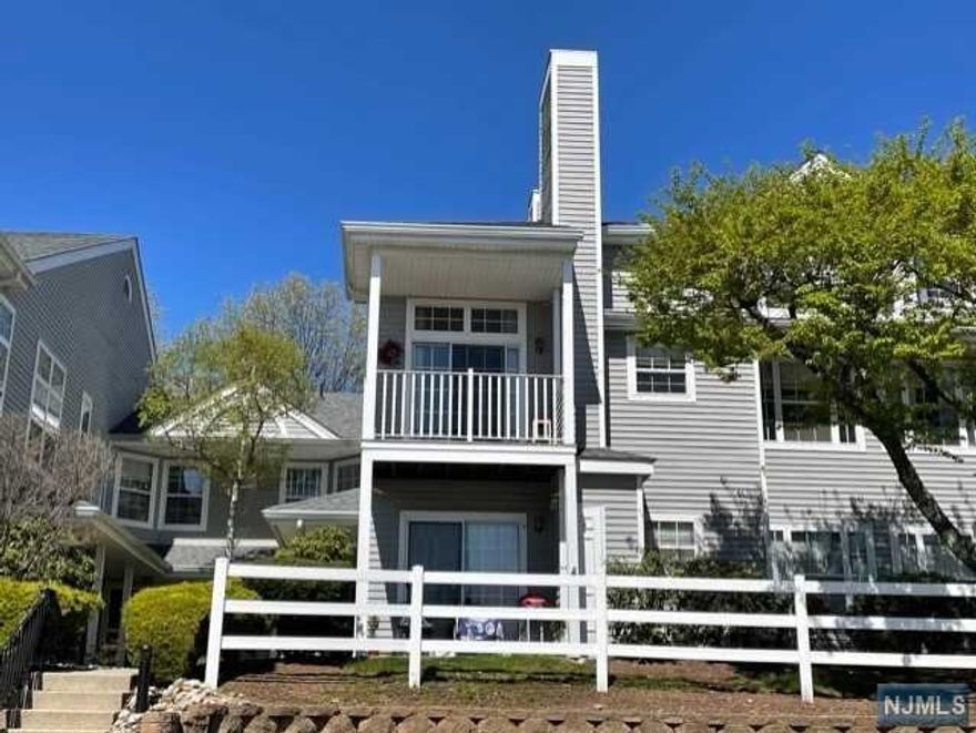 BEAUTIFUL UPDATED 2BR, 2FULL BATH CONDO IN PADDINGTON SQ. VAULTED TWO STORY LIVING AND DINING AREAS WITH GAS FIREPLACE, SLIDING DOOR TO BALCONY. RENOVATED KITCHEN WITH MODERN TILES AND STAINLESS STEEL APPLIANCES. BOTH BATHROOM WITH UPDATED VANITIES, FLOORING. COMMUNITY WITH SWIMMING POOL, CLUBHOUSE AND PLAYGROUND. CLOSE TO NYC TRANSPORTATION. TENANT RESP FOR ALL UTILITIES, 1ST $100 OF EACH REPAIR, MUST CARRY TENANT'S INSURANCE. CREDIT CHECK AND LEASE APPLICATION REQUIRED. REQUIRED FOR MOVE IN:1ST MONTH RENT, 1.5 MONTH SECURITY DEPOSIT AND 1 MONTH REALTOR FEE. NO PETS. THANKS.