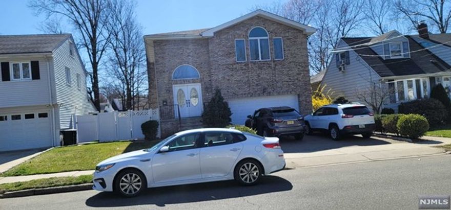 Ground floor,Syudio unit of the 2 family house. very convenient location, close to school, close to shopping, close to park, close to NY Bus sto, good neighborhood.