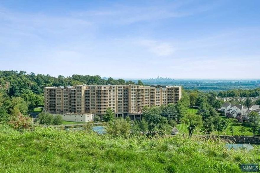 Sparkling 2 bedroom condo with stunning views of the Lake and Cliffs. Neutral tones throughout. Crown View Manor Amenities include: Fitness Center, Pool, Tennis, Valet Parking. Easy access to highways 280, 287, GSP. Close proximity to NYC.