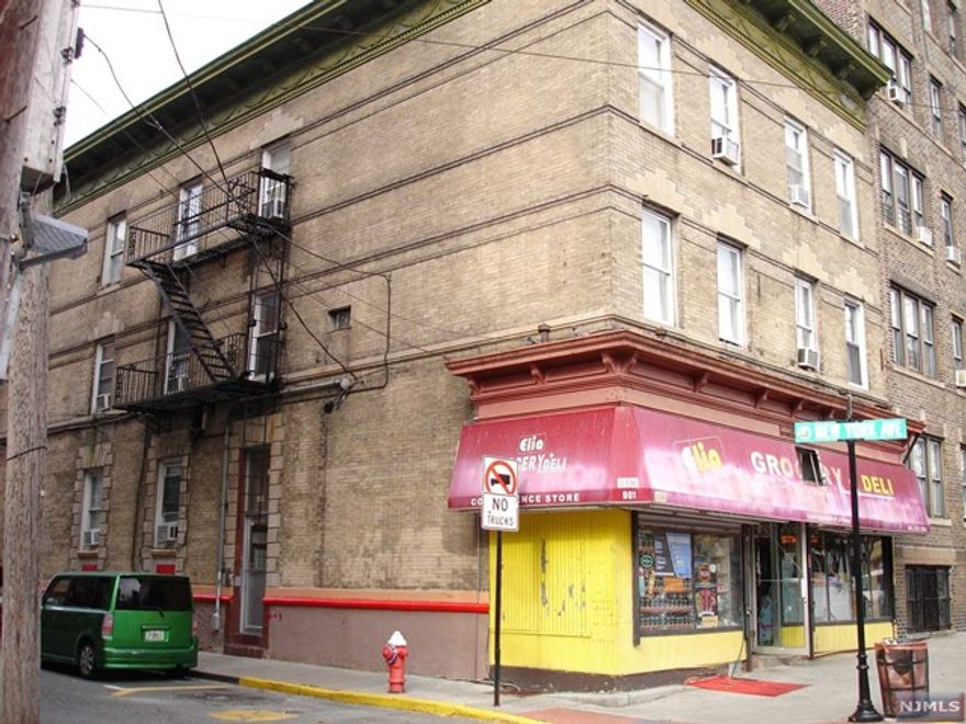 SOLID BRICK MIXED USE PROPERTY ON THE BEST AREA OF UNION CITY 13 UNITS TOTAL; 12 APTS AND ONE STORE.