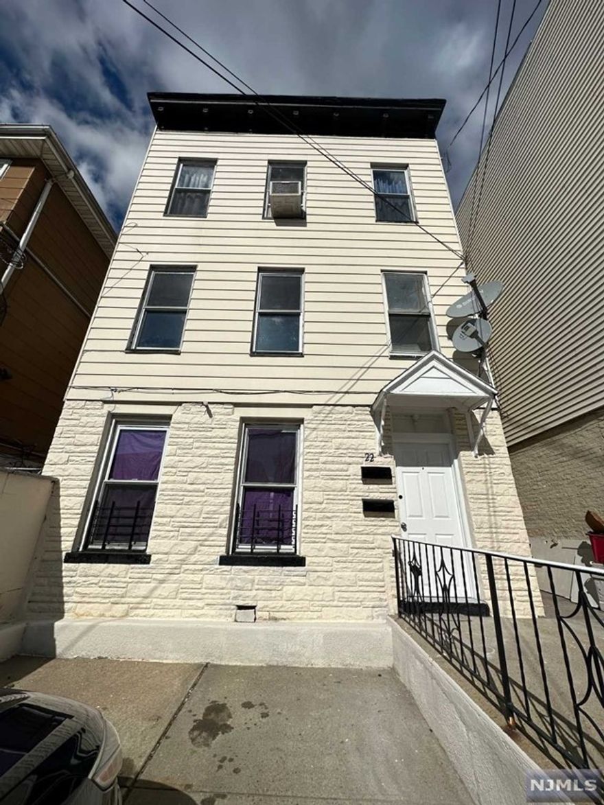 Recently renovated 3 bedroom apartment, 2 bathrooms, stainless steel stove, brand new rugs, exclusive private parking, close to all mayor transportation, easy NYC commute, close to all local Universities and Schools, close to shopping centers and restaurants. Cats ok and small dog allowed.