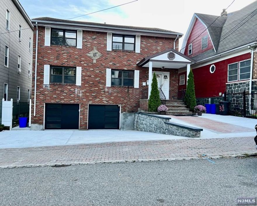 Renovated 3 Bed 2 Bath on 1st floor with one outdoor parking space.Laundry in unit .Close to shopping, Ferry , parks, restaurants and schools. Renter's insurance required. Due at lease signing one month broker's fee, 1st month's rent, 1.5 month security deposit.