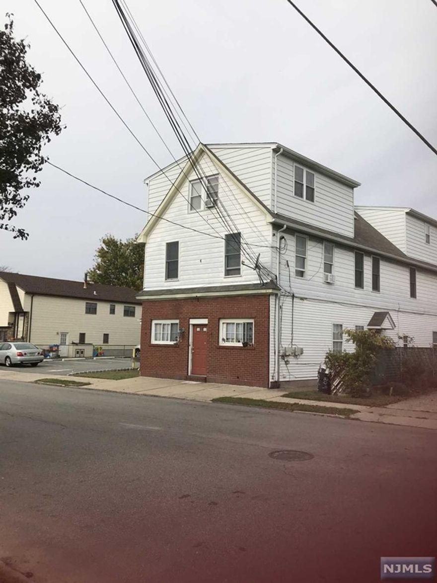 Bright 2 bedrooms apartment,good size rooms One parking ,small pets ok tenants pays all utilities Near to the train station , and transportation. One month realtor fee paid by the tenant s