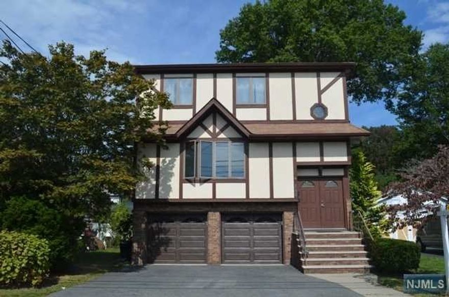 VERY LARGE **1st floor** 3 BEDROOM APARTMENT ON A GREAT STREET. THIS APARTMENT FEATURES BIG EAT-IN KITCHEN, LARGE LIVING ROOM, DINING ROOM, 3 LARGE BEDROOMS, MASTER BEDROOM WITH A HALF BATH, HARDWOOD FLOORS, CENTRAL AIR, LAUNDRY ON GROUND LEVEL, ONE CAR GARGE, STORAGE, USE OF YARD, DRIVEWAY AND MUTCH MORE!NO PETS.